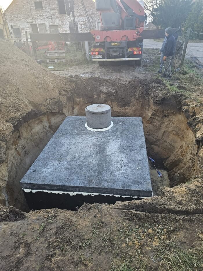 Montáž těsné betonové jímky pomocí jeřábu HDS. Realizace pro klienta z Havlíčkův Brod