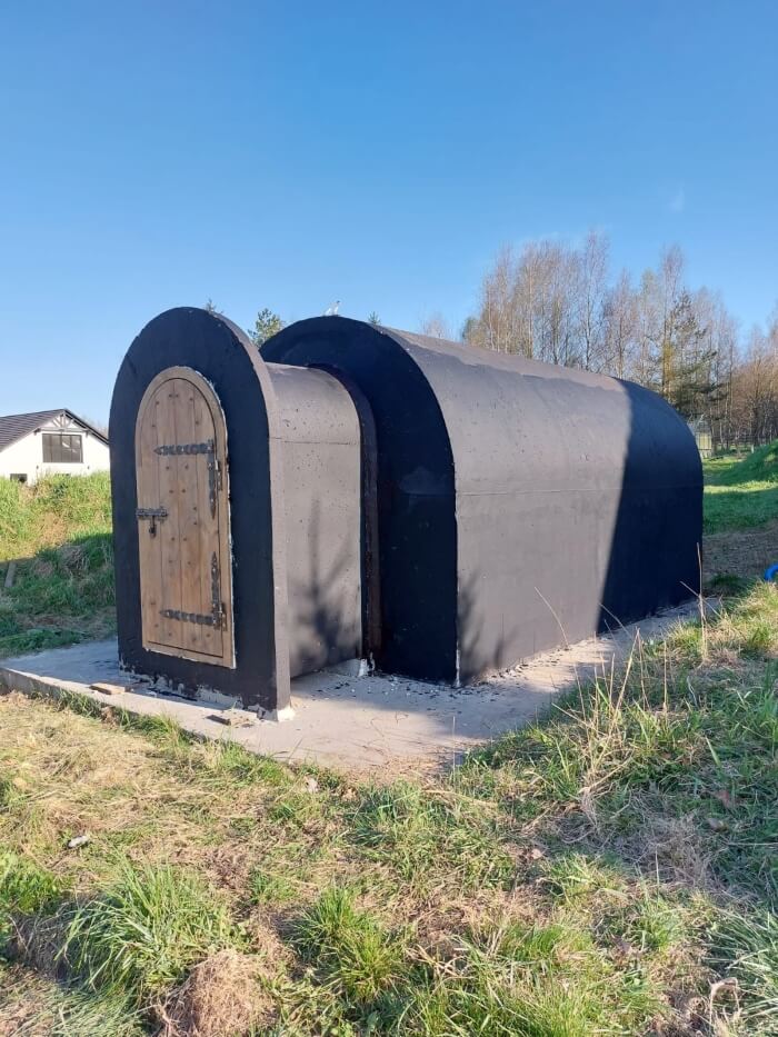 Hotový zahradní sklípek s předsíní, nainstalovaný na pozemku klienta v Havlíčkův Brod